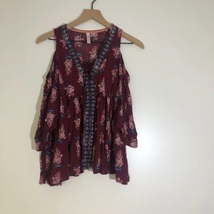 Peek a boo Summer shirt. Size juniors small